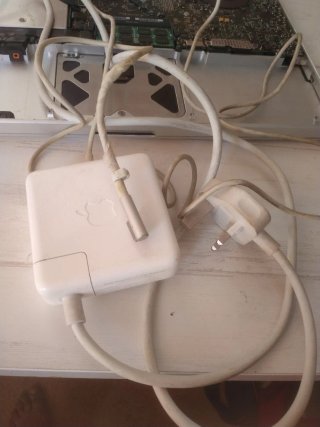 MacBook Pro con cargador para piezas