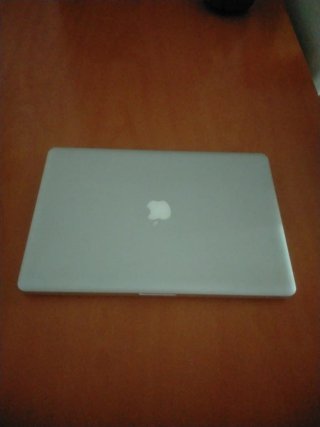 MacBook Pro con cargador para piezas