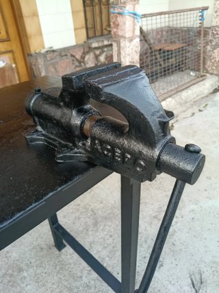 Mesa de hierro con tornillo de banco