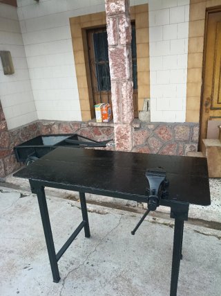 Mesa de hierro con tornillo de banco