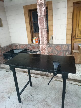 Mesa de hierro con tornillo de banco
