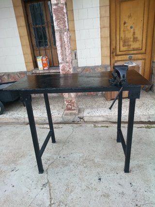 Mesa de hierro con tornillo de banco