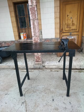 Mesa de hierro con tornillo de banco