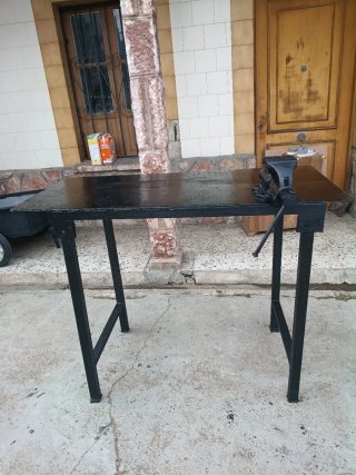 Mesa de hierro con tornillo de banco