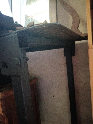 Mesa de hierro con tornillo de banco