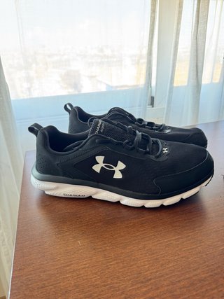 Zapatillas Under Armour Negras y Blancas