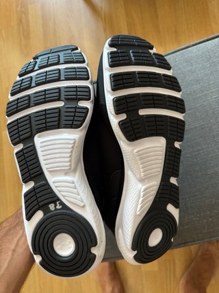 Zapatillas Under Armour Negras y Blancas