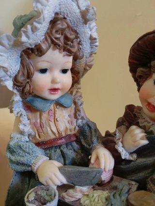 Figura decorativa de niñas cocinando