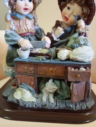 Figura decorativa de niñas cocinando