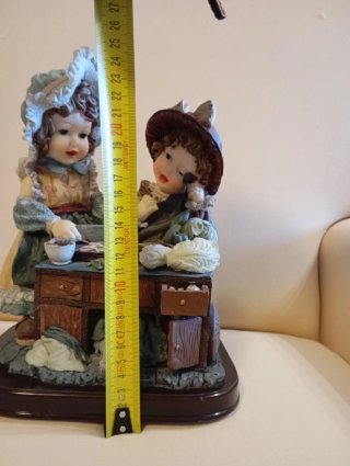 Figura decorativa de niñas cocinando