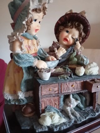 Figura decorativa de niñas cocinando