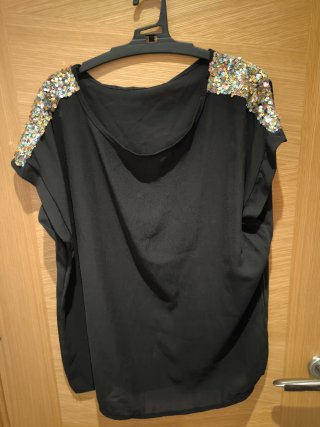 Top negro con lentejuelas