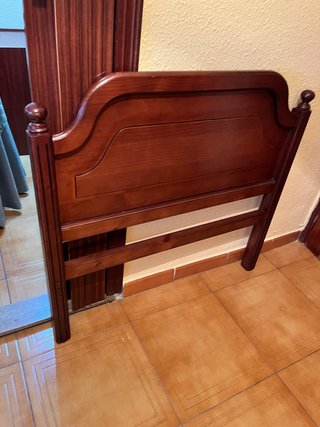 Cabecero de madera marrón. Cama de 90