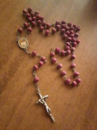 Rosario rojo y plata
