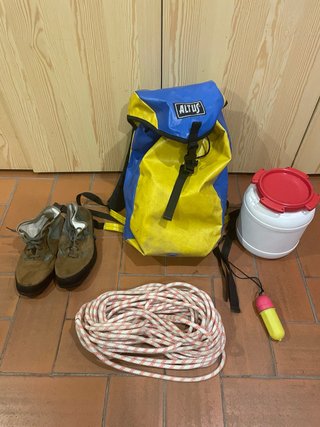 Mochila barranquismo, botas, cuerda y bidón