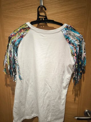 Camiseta con mangas de lentejuelas