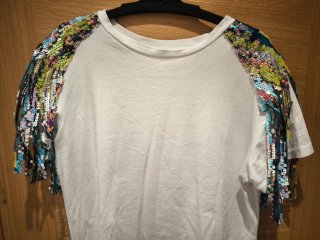 Camiseta con mangas de lentejuelas