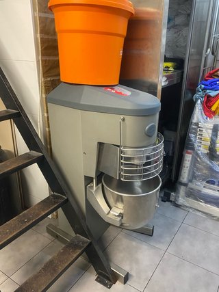 Masadora industrial naranja y gris