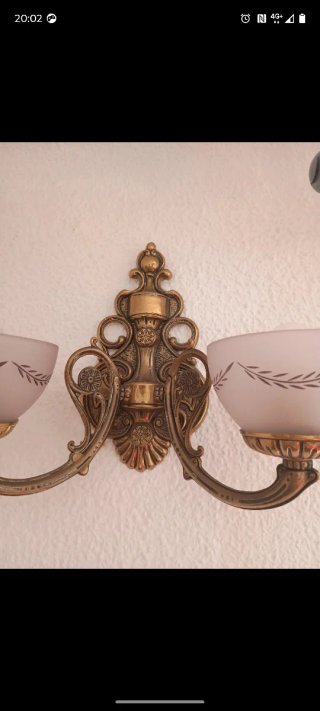 Lámpara de pared dorada con tulipas