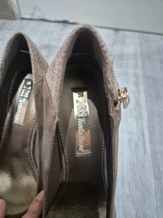 Zapatos de tacón beige y marrón