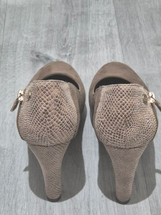 Zapatos de tacón beige y marrón