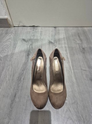 Zapatos de tacón beige y marrón