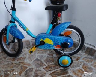 Bicicleta infantil azul con ruedas de apoyo