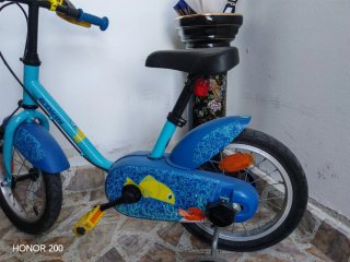 Bicicleta infantil azul con ruedas de apoyo
