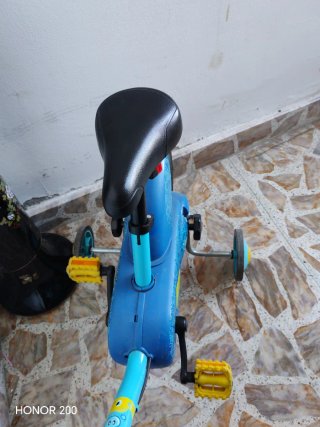 Bicicleta infantil azul con ruedas de apoyo