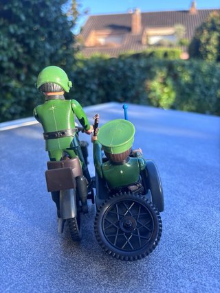 Moto con Sidecar Airgamboys y dos soldados
