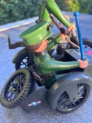 Moto con Sidecar Airgamboys y dos soldados