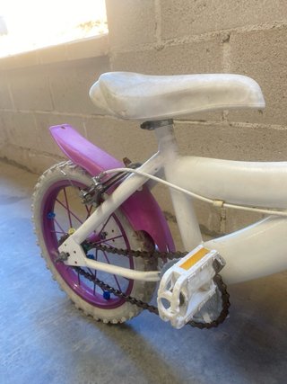 Bicicleta infantil rosa y blanca
