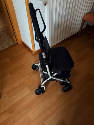 ANDADOR CON ASIENTO Y ALMACENAJE