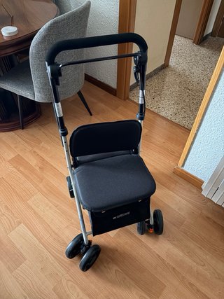 ANDADOR CON ASIENTO Y ALMACENAJE