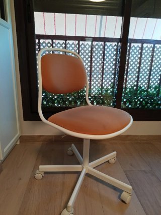 Silla giratoria Ikea naranja y blanca