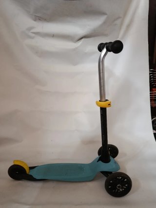Patinete infantil 3 ruedas azul y amarillo