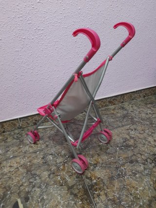 Carrito de muñecas rosa y peluche conejo