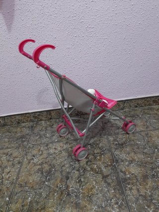 Carrito de muñecas rosa y peluche conejo