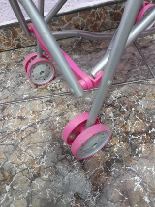 Carrito de muñecas rosa y peluche conejo