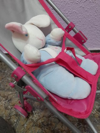 Carrito de muñecas rosa y peluche conejo