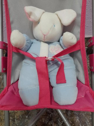 Carrito de muñecas rosa y peluche conejo