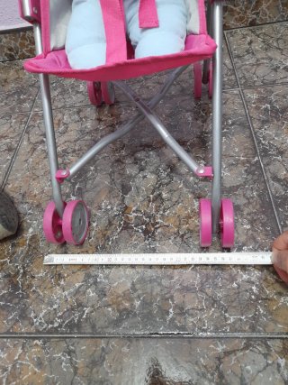 Carrito de muñecas rosa y peluche conejo
