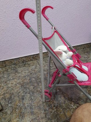 Carrito de muñecas rosa y peluche conejo