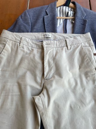 Americana azul y pantalón beige