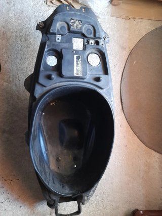 Cajón Bajo Asiento Aprilia SR Negro