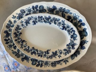 Juego de vajilla azul cobalto y blanco con frutas