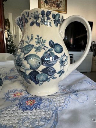 Juego de vajilla azul cobalto y blanco con frutas