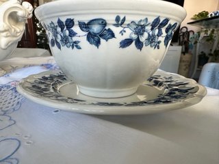 Juego de vajilla azul cobalto y blanco con frutas
