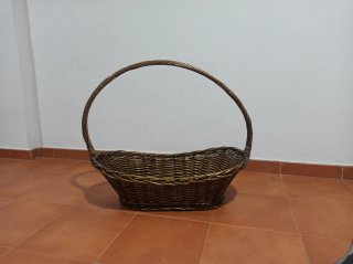 Cesta de mimbre con asa