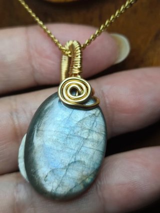 Pendente de Labradorite com Fio Dourado